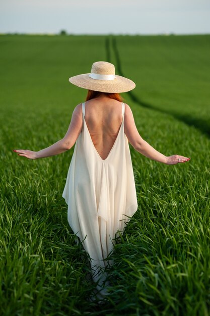 Mujer, en, largo, vestido blanco, en, un, campo verde