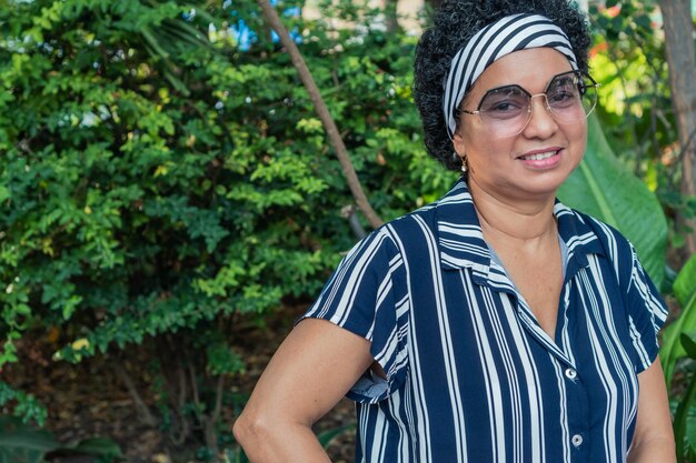 Foto mujer latina con afro mirando a la cámara