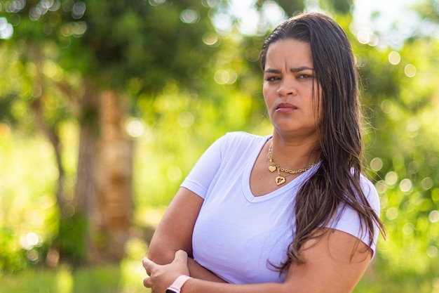 Foto mujer latina en el área verde de brasil