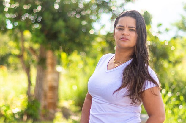 Foto mujer latina en el área verde de brasil