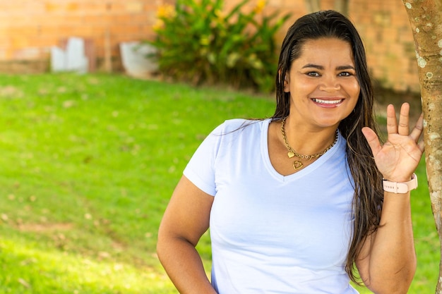 Foto mujer latina en el área verde de brasil