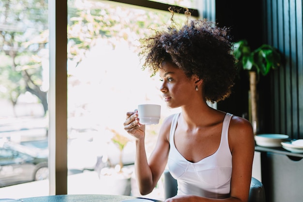 Mujer latina en un café bebiendo café