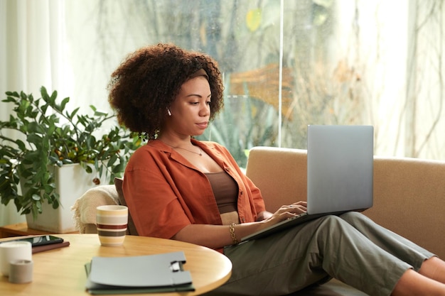 Mujer latina concentrada trabajando.