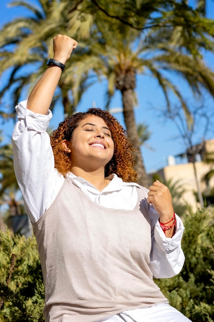 Foto mujer latina ganadora eufórica en la universidad