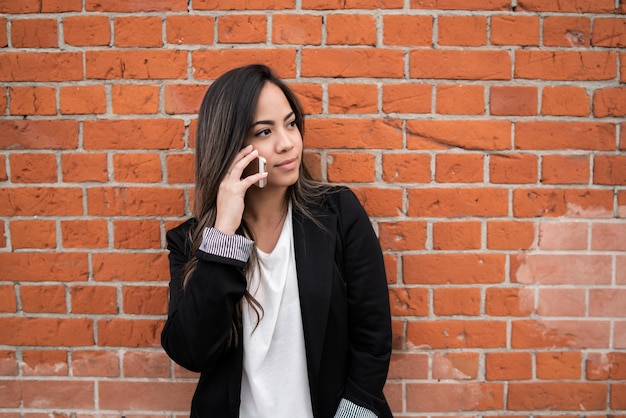 Mujer latina hablando por teléfono