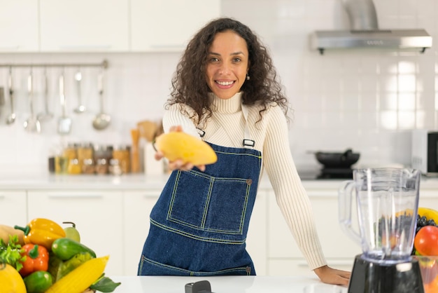 Mujer latina haciendo jugo en la cocina