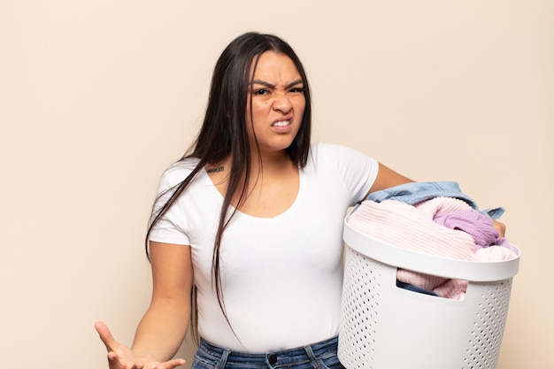 Foto mujer latina joven que parece enojado, molesto y frustrado gritando wtf