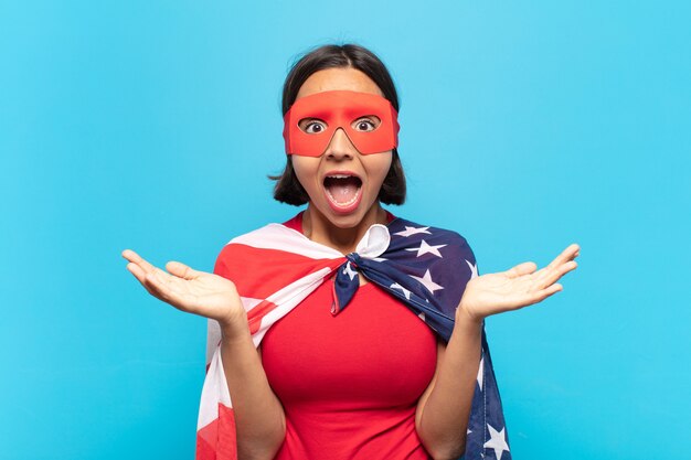 Mujer latina joven que parece feliz y emocionada