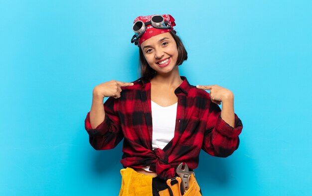 Mujer latina joven que parece orgullosa, arrogante, feliz, sorprendida y satisfecha, apuntando a sí misma, sintiéndose como una ganadora