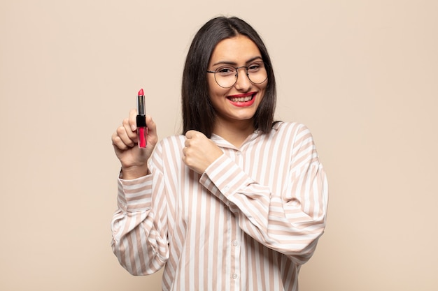 Mujer latina joven que se siente feliz, positiva y exitosa, motivada al enfrentar un desafío o celebrar buenos resultados