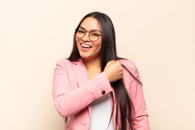 Mujer latina joven que se siente feliz, positiva y exitosa, motivada cuando enfrenta un desafío o celebra buenos resultados