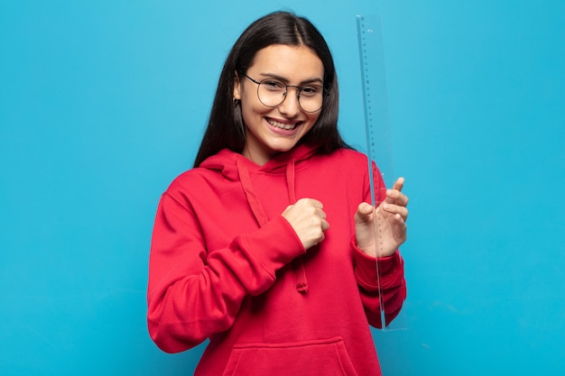 Mujer latina joven que se siente feliz, positiva y exitosa, motivada cuando enfrenta un desafío o celebra buenos resultados