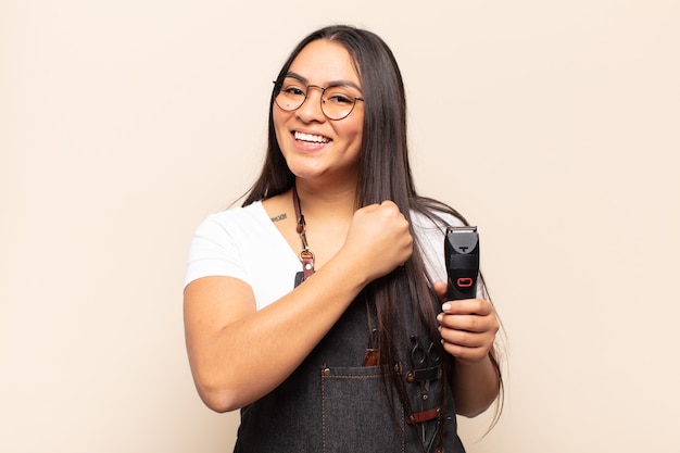 Mujer latina joven que se siente feliz, positiva y exitosa, motivada cuando enfrenta un desafío o celebra buenos resultados