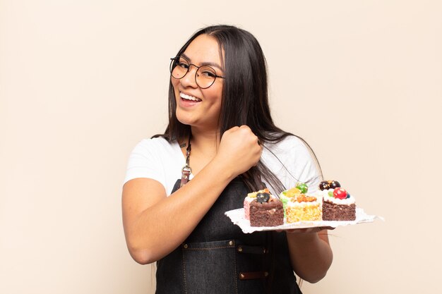 Mujer latina joven que se siente feliz, positiva y exitosa, motivada cuando enfrenta un desafío o celebra buenos resultados