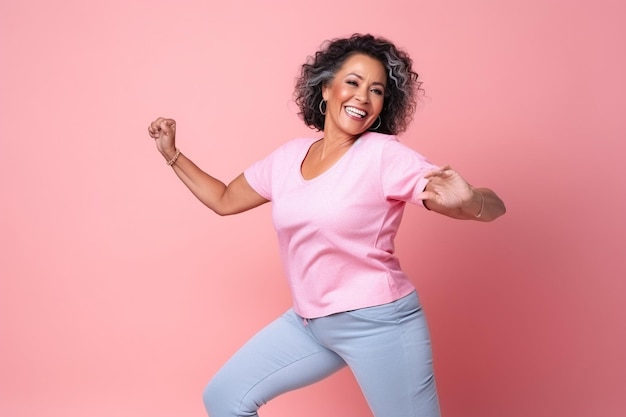 Mujer latina de mediana edad con ropa deportiva haciendo algunos movimientos de baile divertidos