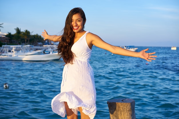 Mujer latina mexicana en Riviera Maya