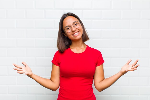 Mujer latina, mirar feliz