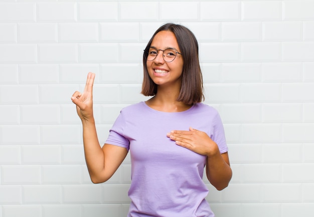 Mujer latina, mirar feliz