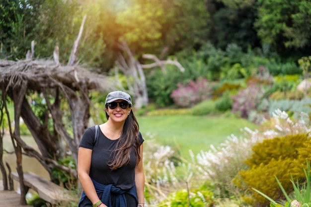 Mujer latina de pie feliz sonriendo al aire libre portraitx9