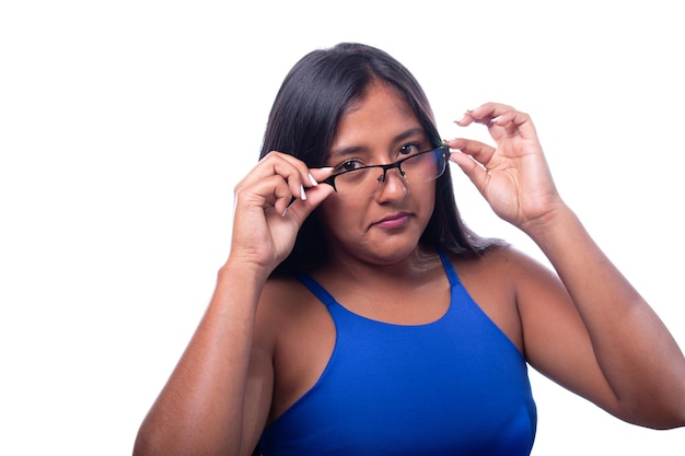 Mujer latina de piel negra baja sus gafas con expresión de aceptación aislada en fondo blanco