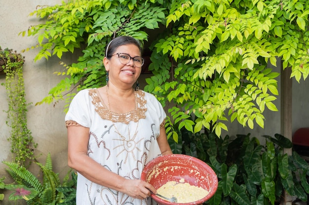 Foto mujer latina preparando comida tradicional