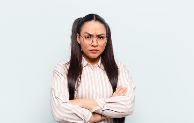 Mujer latina que se siente disgustada y decepcionada