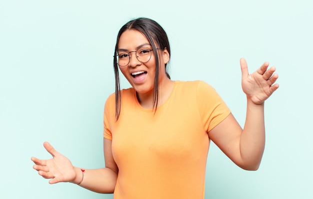 Mujer latina que se ve feliz, arrogante, orgullosa y satisfecha de sí misma, sintiéndose como la número uno