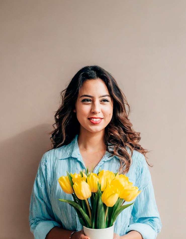 Foto mujer latina con ramo de tulipanes color blanco y amarillo