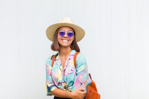 Mujer latina riendo tímidamente y alegremente, con una actitud amistosa y positiva pero insegura