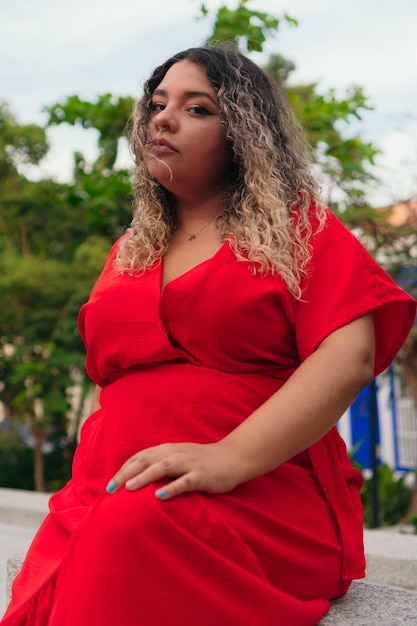 Mujer latina en ropa casual, cuerpo femenino con sobrepeso en un parque al aire libre.