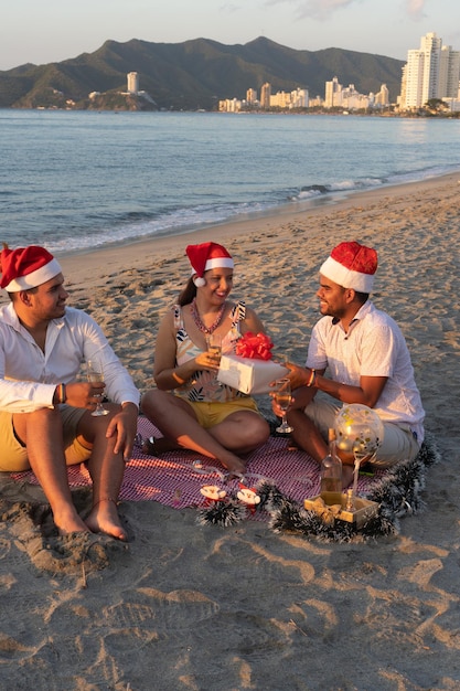 Mujer latina saludando a amigos en la fiesta de fin de año. Concepto de celebración de fin de año