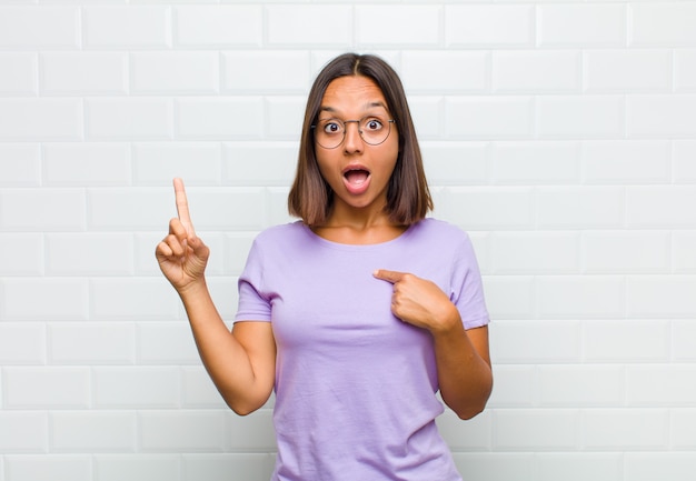 Mujer latina sintiéndose orgullosa y sorprendida