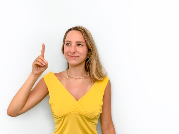 Mujer latina sobre fondo blanco con destello de genio