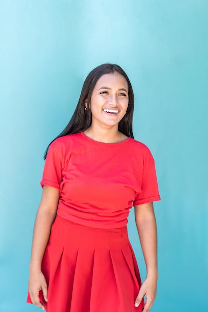 mujer latina sonriendo en la calle