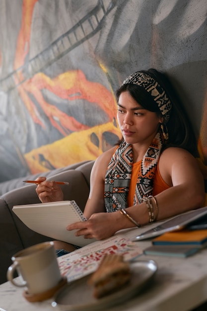 Mujer latina de tiro medio con un cuaderno