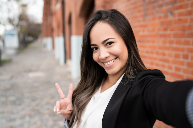 Mujer latina tomando una selfie.