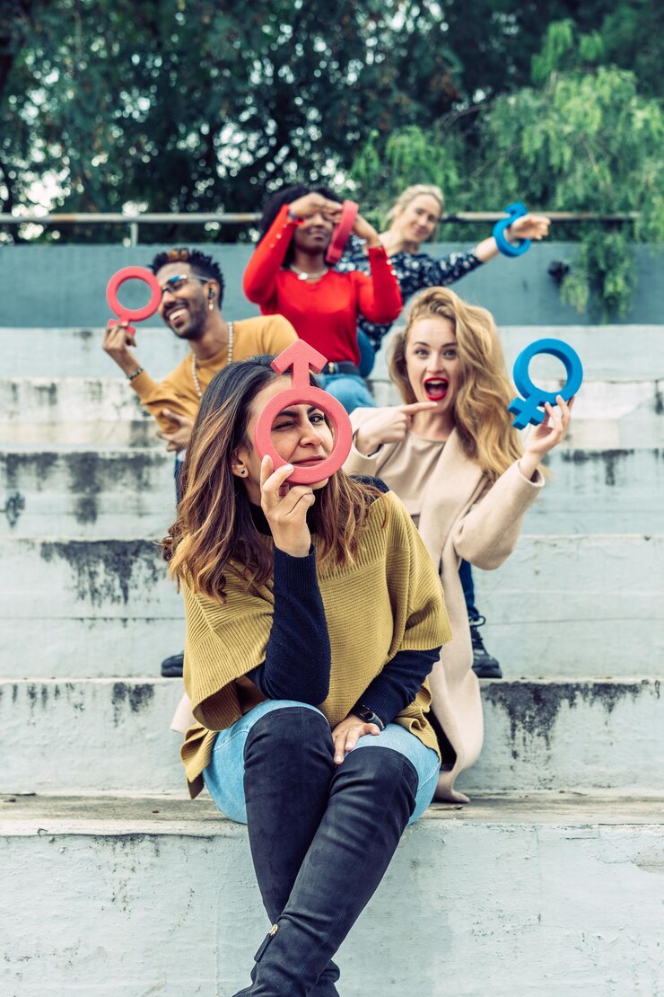 Una mujer latina usa en broma un símbolo femenino como lupa. feminismo