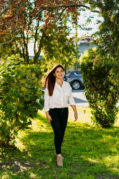 Mujer latinoamericana caminando en el parque