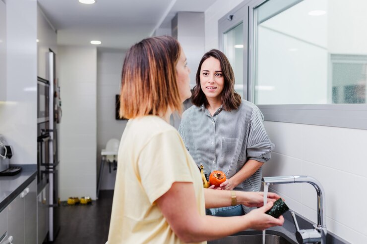 Foto mujer lavando pepino en el fregadero de la cocina