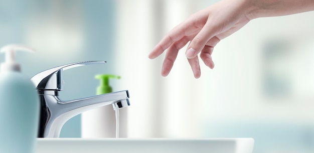 Foto mujer lavándose las manos en el baño.