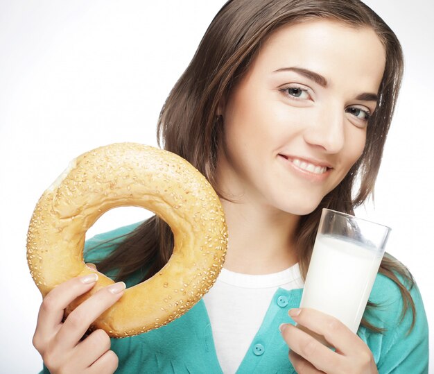 Mujer con leche y donut