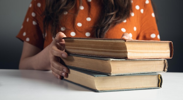 mujer, lectura, pila, de, libro, en, tabla