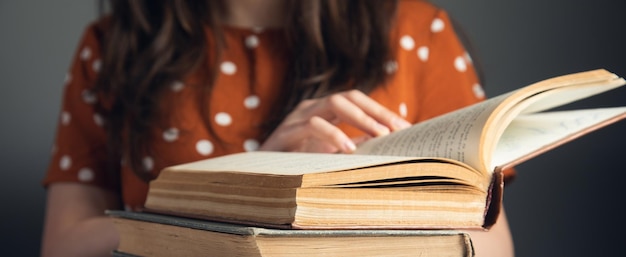 mujer, lectura, pila, de, libro, en, tabla