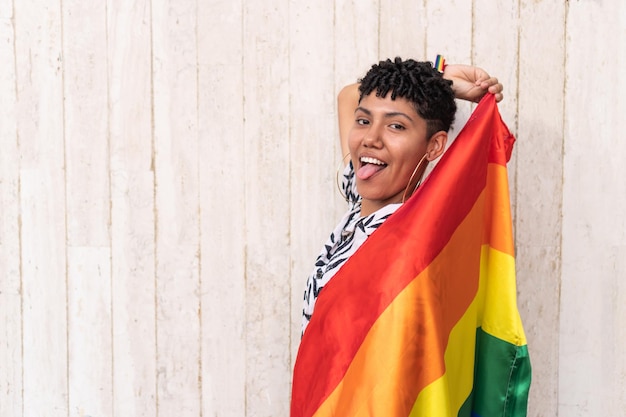 Mujer lesbiana bailando con bandera del orgullo