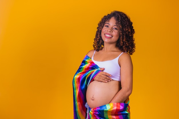 Mujer lesbiana embarazada con orgullo gay, bandera del arco iris, antecedentes LGBTQ con espacio de copia adicional, concepto de embarazo LGBTQ