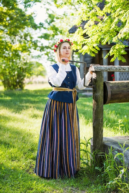 Mujer letona con ropa tradicional. Gente de Ligo.