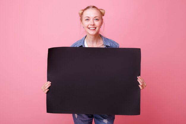 mujer con letrero de papel negro