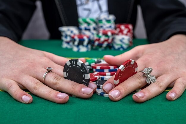 Mujer levantando apuestas en el juego de póquer Lucky Play en el casino para el mejor ganador