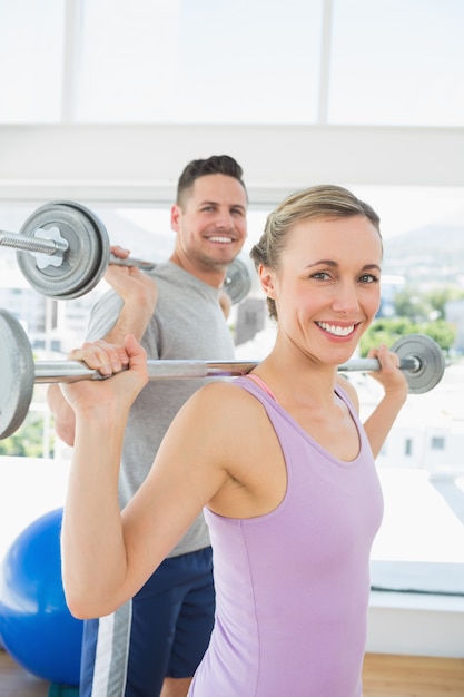 Mujer levantando pesas en el gimnasio