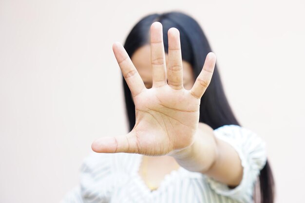 Mujer levantó la mano para disuadir a la campaña de detener la violencia contra las mujeres